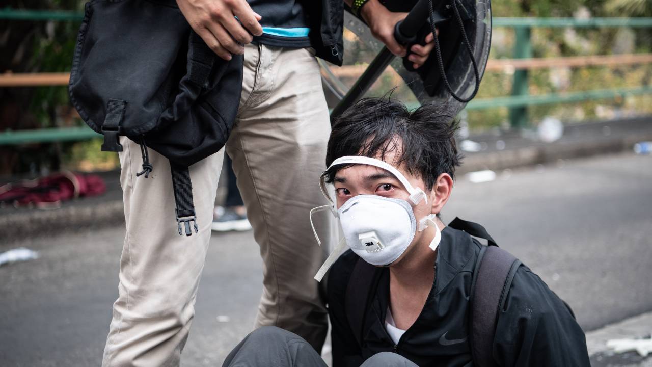 Polícia prende manifestantes antigovernamentais na Universidade Politécnica de Hong Kong