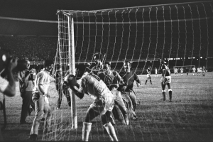 GOL-1000-SANTOS-PELE Pelé busca a bola na rede do goleiro argentino Andrada: “Acho mais importante ajudar as crianças pobres” -
