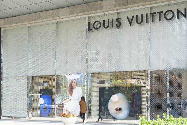 Louis Vuitton Fachada de uma loja da marca francesa Louis Vuitton, em Pequim, na China: mercado de luxo em crise
