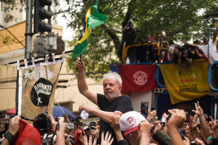 Apoiadores carregam o ex-presidente Lula em ato em frente ao Sindicato dos