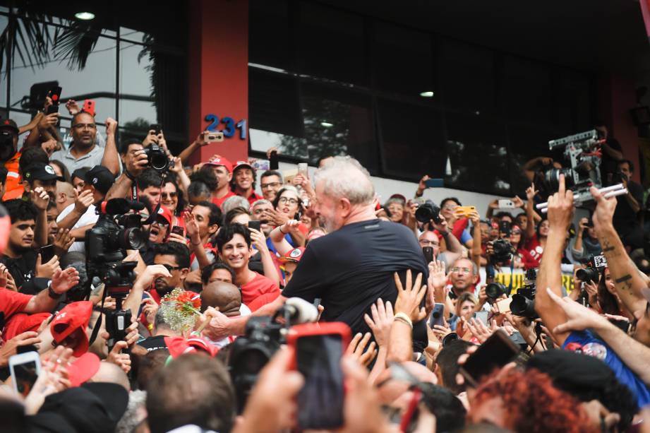 Apoiadores carregam o ex-presidente Lula em ato em frente ao Sindicato dos Metalúrgicos, em São Bernardo do Campo-SP