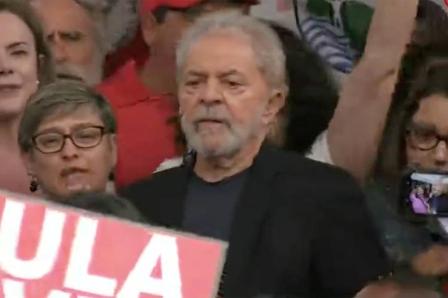 Lula sobe ao palanque para falar com os apoiadores, em Curitiba Lula sobe ao palanque para falar com os apoiadores, em Curitiba