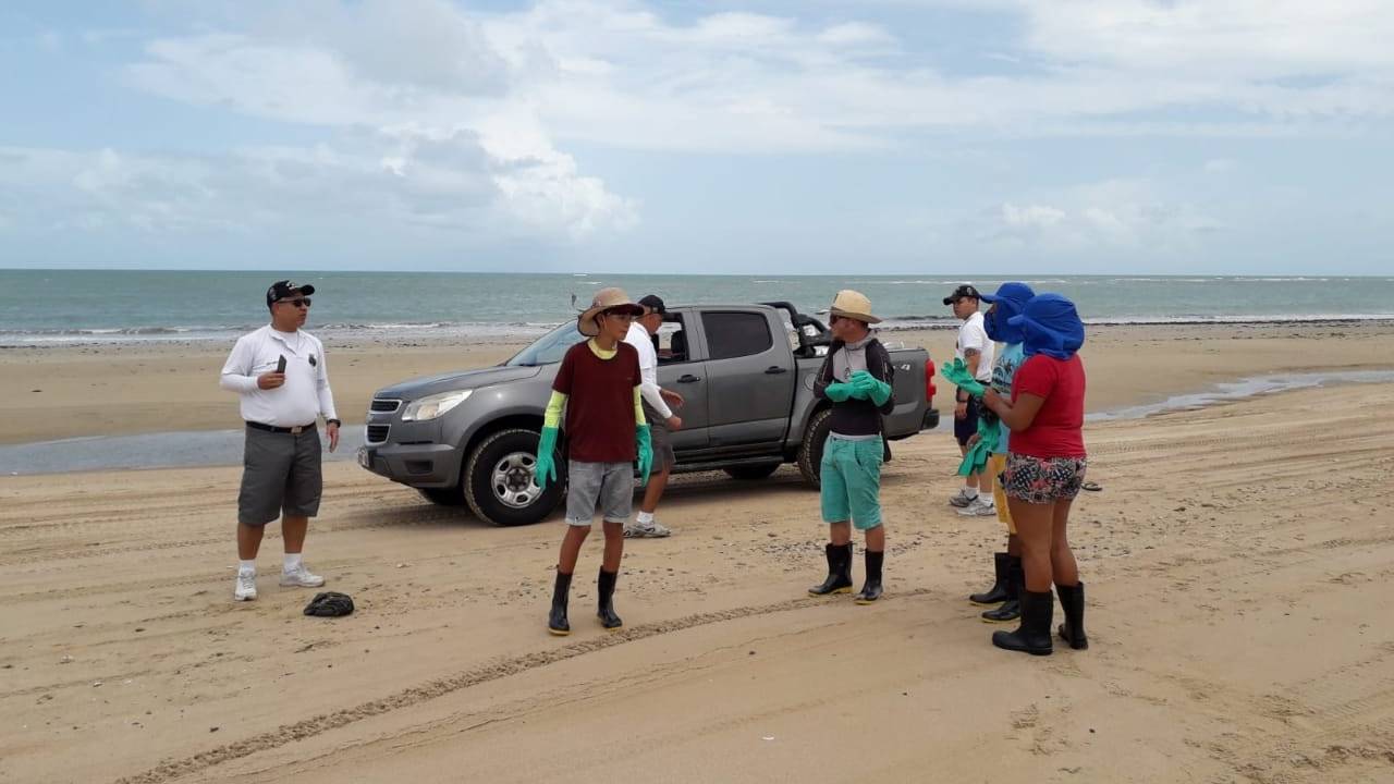 Voluntários recolhem manchas de óleo em praias do Ceará