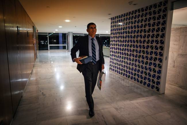 Governo Bolsonaro: tropa em retirada