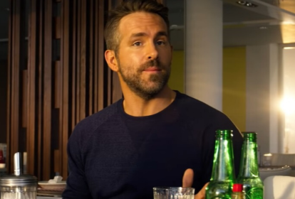 Ryan Reynolds em cena do filme 'Esquadrão 6'