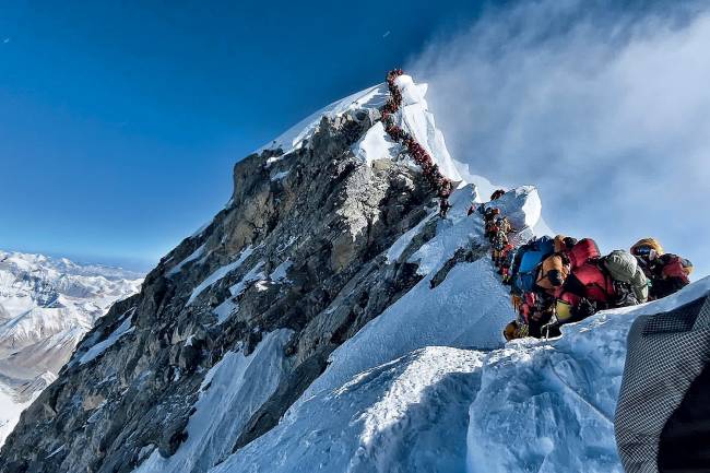 Monte Everest: irresponsabilidade e fila na “zona de morte”
