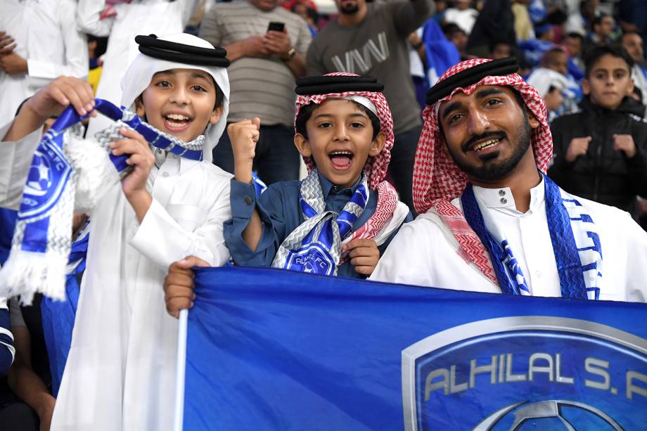 Torcedores do Al-Hilal antes da partida entre Flamengo e Al Hilal, no Khalifa International Stadium