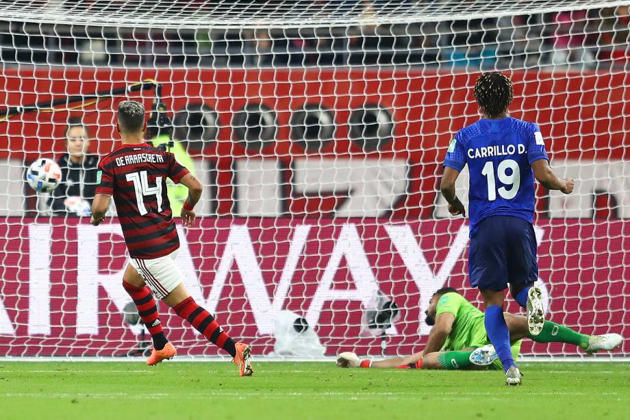 Arrascaeta marcando o gol de empate do Flamengo contra o Al-Hilal