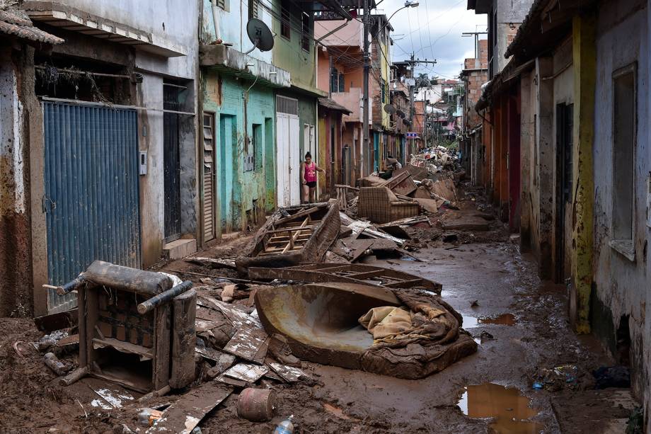 Danos causados pelas chuvas torrenciais após o transbordamento do córrego Da Prata, em Raposos, região metropolitana de Belo Horizonte, em 28 de janeiro