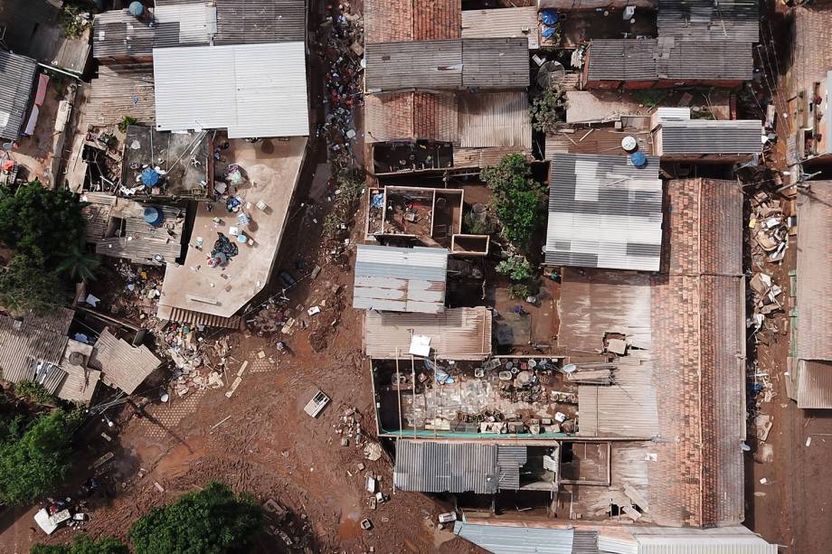 Vista aérea de danos após o transbordamento do córrego Da Prata devido a chuvas torrenciais, em Raposos, região metropolitana de Belo Horizonte, em 28 de janeiro