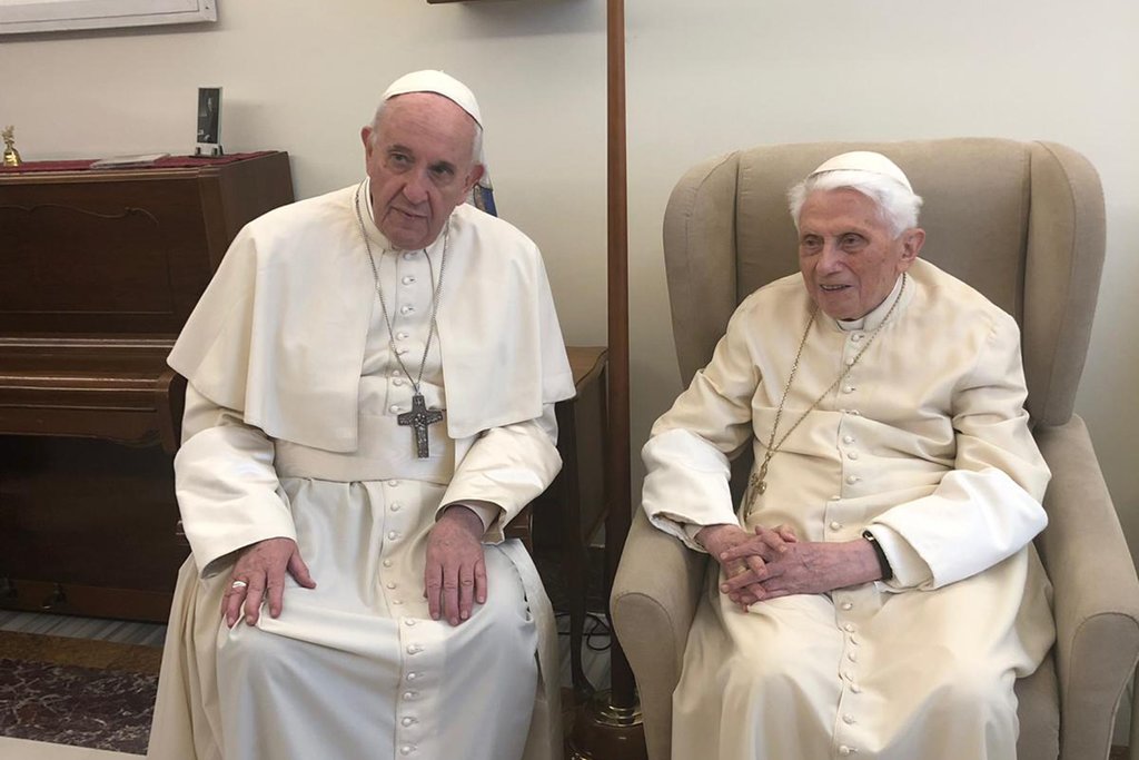 Papa Francisco e Bento XVI são vacinados contra a Covid-19