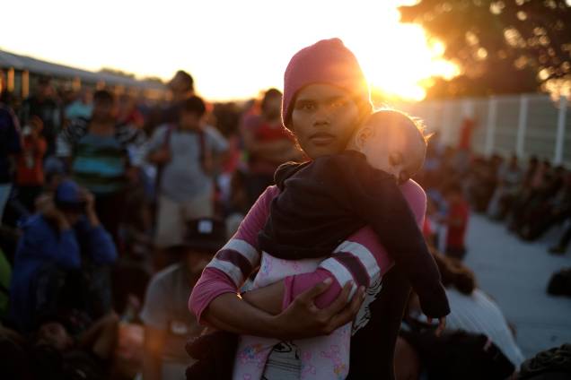 Uma migrante, parte da caravana que viaja para os EUA, segura uma criança enquanto outras se reúnem perto da fronteira entre a Guatemala e o México, em Tecun Uman - 20/01/2020 Uma migrante, parte da caravana que viaja para os EUA, segura uma criança enquanto outras se reúnem perto da fronteira entre a Guatemala e o México, em Tecun Uman - 20/01/2020