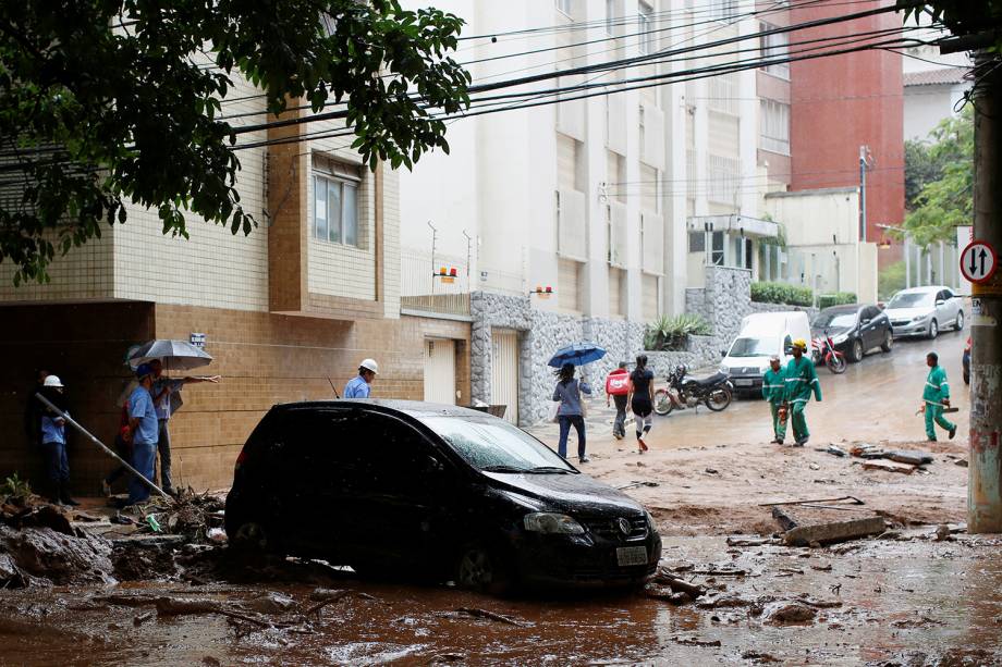 Carro danificado após fortes inundações causadas por chuvas em Belo Horizonte
