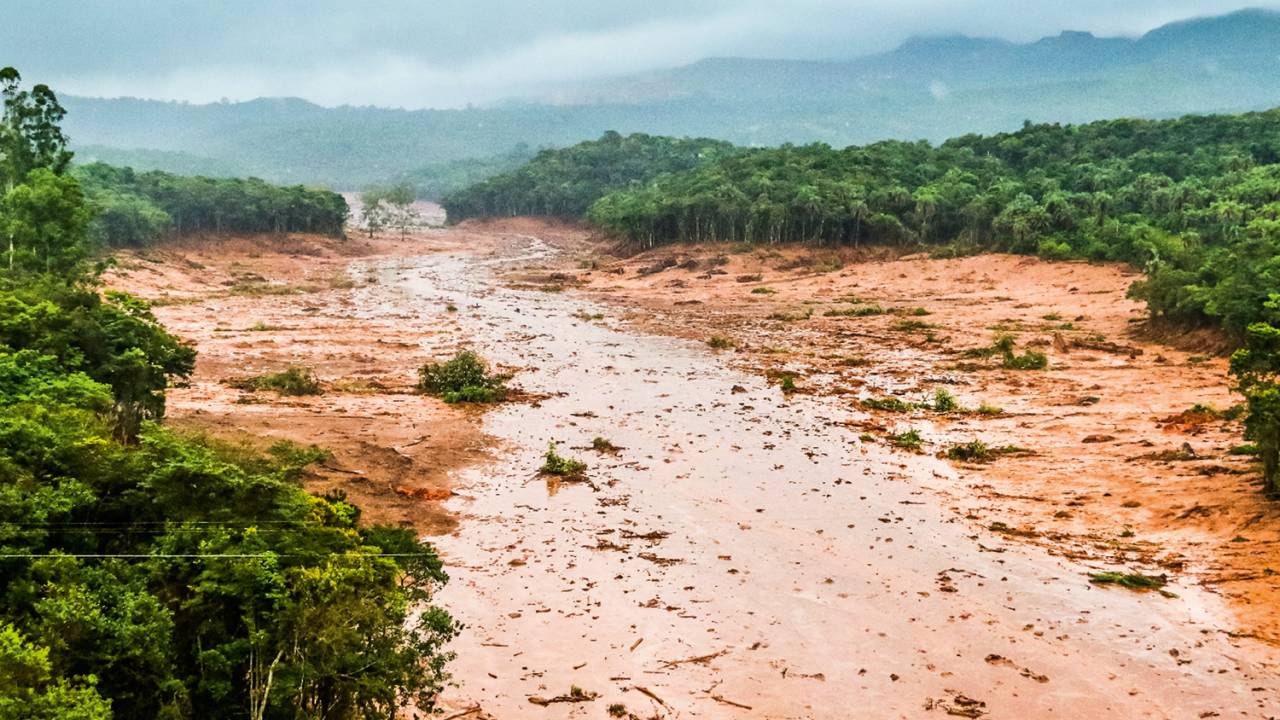 JANEIRO DE 2019 - Lama por toda parte: o Rio Paraopeba foi poluído pela avalanche de rejeitos da extração de ferro