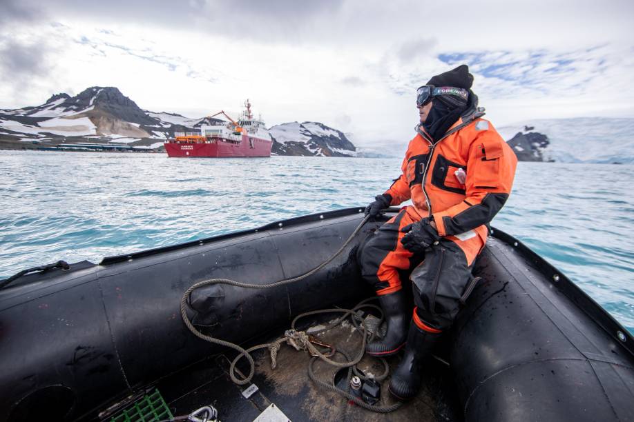 Chegada à Península Antártica foi marcada por geleiras, no Estreito de Nelson, e pela paisagem da Baía do Almirantado