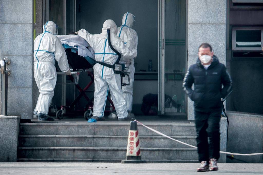 coronavirus-china2 PROTEÇÃO - Paramédicos internam doente em Wuhan: pouca divulgação