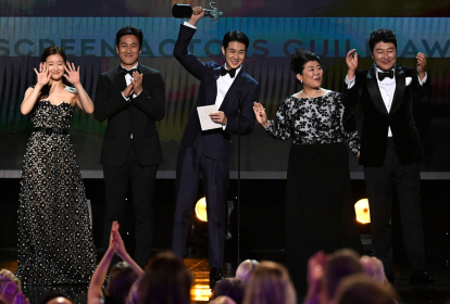 Elenco de 'Parasita' recebe prêmio de Melhor Elenco no SAG Awards 2020