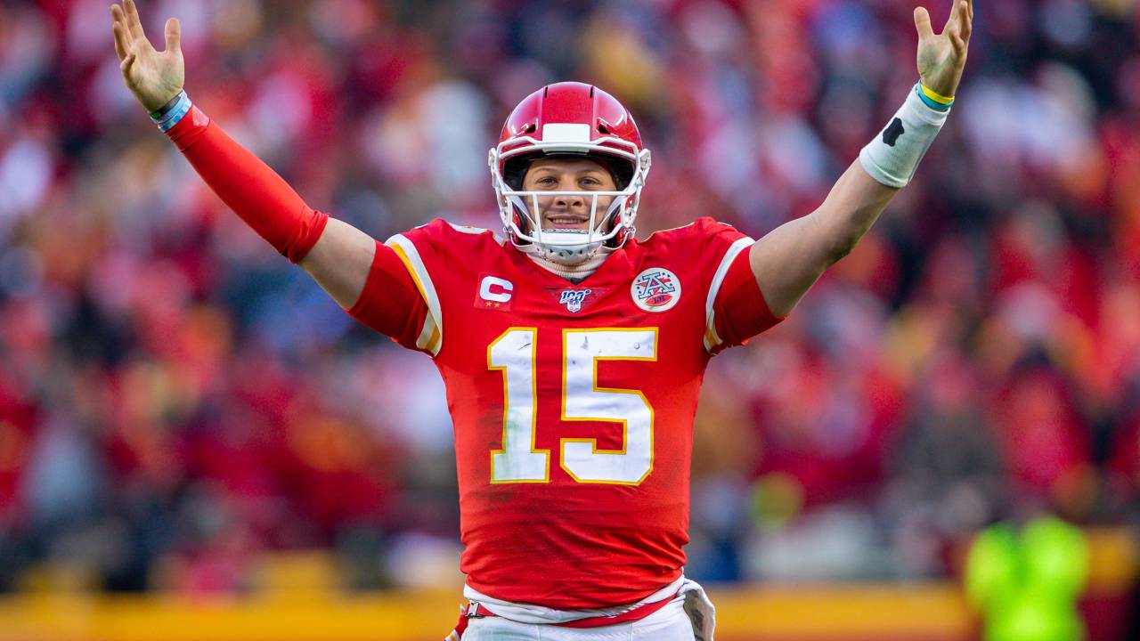 O quarterback Patrick Mahomes, do Kansas City Chiefs, celebra vitória contra o Tennessee Titans