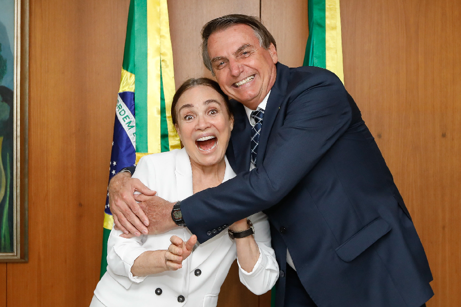 Regina Duarte manda convites a artistas para posse — que terá Bolsonaro