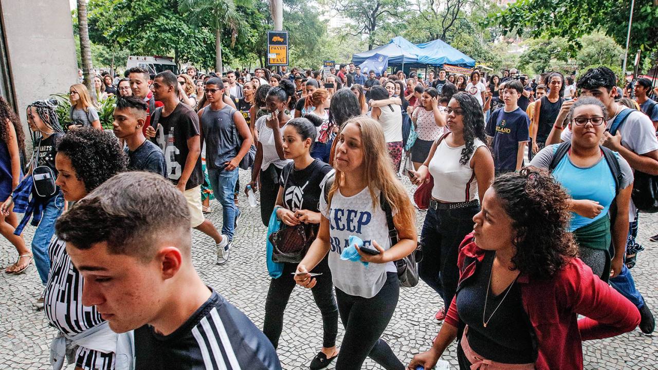 Alunos entram em escola para fazer o Enem