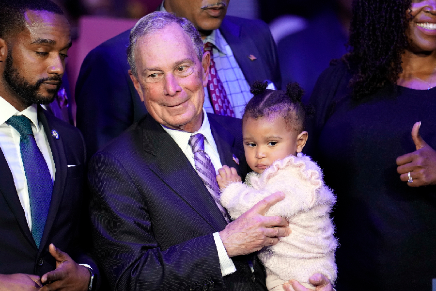 Sonho presidencial: Bloomberg já está pegando criancinha no colo