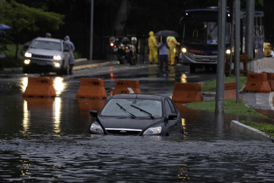 Carro ilhado na Marginal Pinheiros