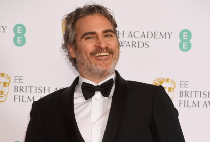 Joaquin Phoenix no tapete vermelho do BAFTA 2020