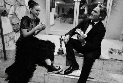 Joaquin Phoenix e sua mulher, Rooney Mara, comendo um sanduíche vegano pós Oscar