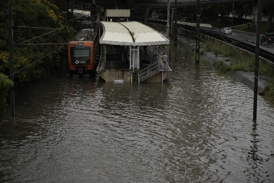 Estação linha esmeralda alagada após temporal que atingiu São Paulo - 10.02.20