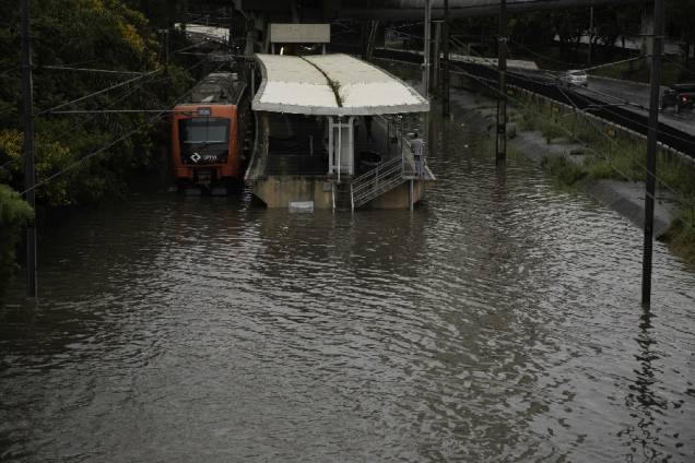 Estação linha esmeralda alagada após temporal que atingiu São Paulo - 10.02.20 Estação linha esmeralda alagada após temporal que atingiu São Paulo - 10.02.20
