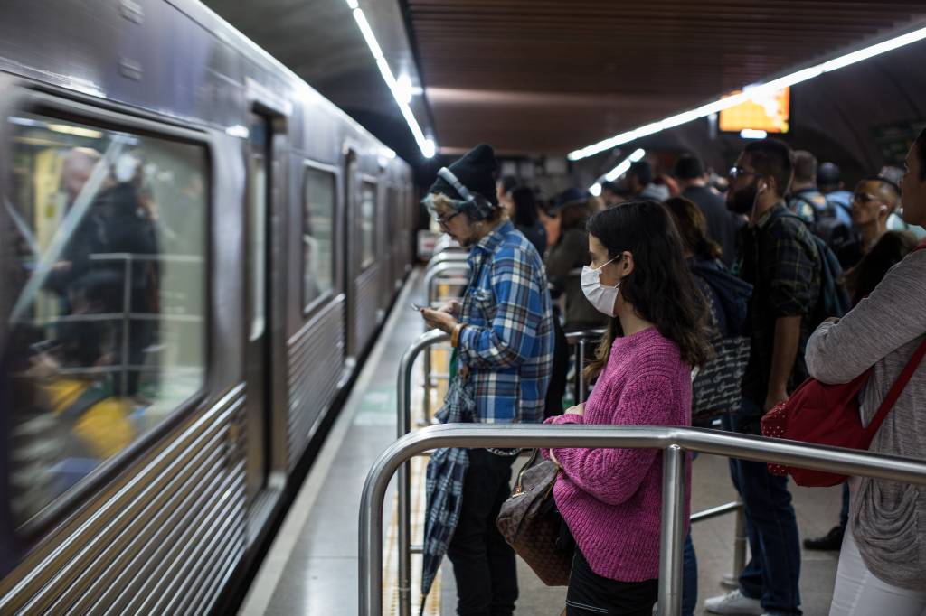 No metrô de São Paulo, pessoas começam a usar máscaras de proteção após confirmação de caso de coronavírus no Brasil (27/02/2020)