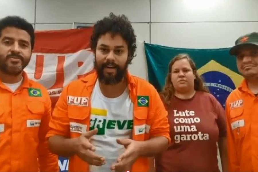 Grupo de grevistas está acampado na sede da Petrobras
