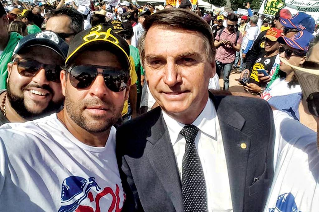 LEANDRO COM BOLSONARO.jpg LEANDRO COM BOLSONARO.jpg