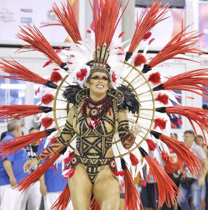 Primeiro dia de desfiles no Rio: enredos engajados, Jesus negro e tensão