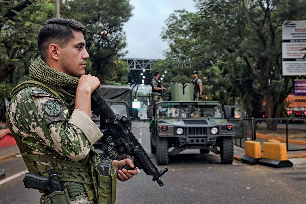 Paraguayan soldiers patrol the Friendship Bridge that connects Ciudad del Este in Paraguay with Foz do Iguacu in Brazil after the border closure due to the coronavirus disease (COVID-19) outbreak in Ciudad del Este, Paraguay Paraguayan soldiers patrol the Friendship Bridge that connects Ciudad del Este in Paraguay with Foz do Iguacu in Brazil after the border closure due to the coronavirus disease (COVID-19) outbreak in Ciudad del Este, Paraguay