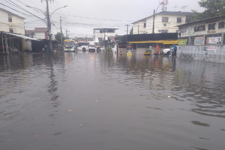 Trecho da Avenida Brasil alagado em Irajá