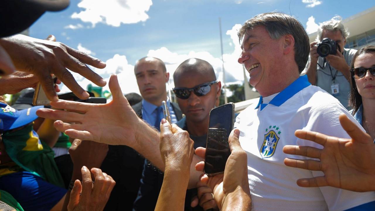 Bolsonaro interrompe o isolamento pelo coronavírus e confraterniza com manifestantes em frente ao Palácio do Planalto