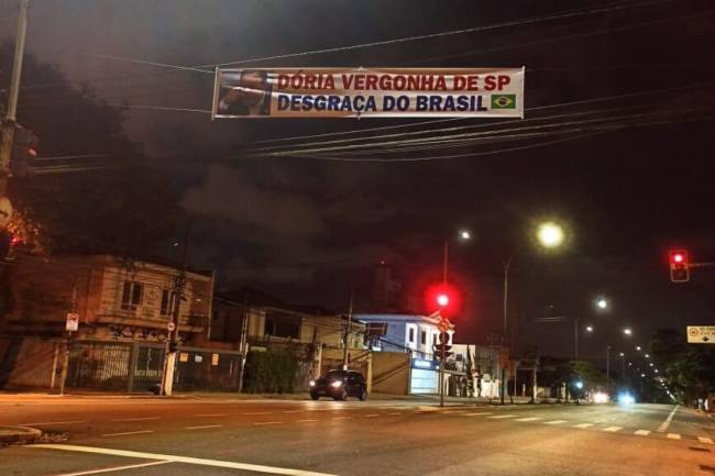 Faixas contra o governador João Doria foram espalhadas por São Paulo Faixas contra o governador João Doria foram espalhadas por São Paulo