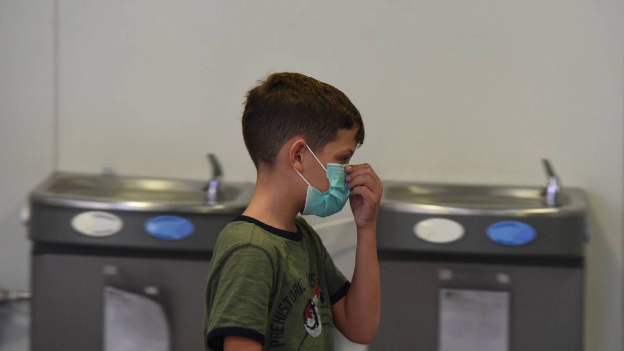Criança usando máscara no Aeroporto Galeão, no Rio de Janeiro, para tentar se proteger do coronavírus