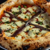 Tica Pizza assa discos para cortar com a tesoura e comer com as mãos