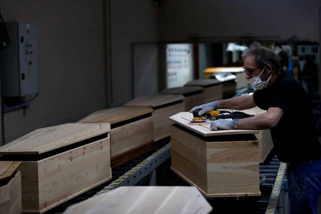 Linha de montagem: empregado de fábrica de esquifes de Jussey trabalha enquanto a disseminação do coronavírus continua na França Linha de montagem: empregado de fábrica de esquifes de Jussey trabalha enquanto a disseminação do coronavírus continua na França