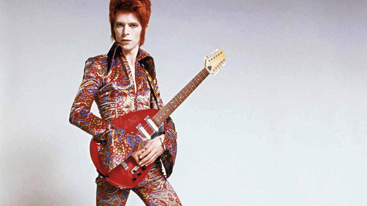DAVID BOWIE - Ano da morte: 2016 - O que o mantém vivo: a forte presença nas redes sociais, com 1,4 milhão de seguidores no Instagram e novas fotos publicadas em média a cada dois dias — além de constantes lançamentos de vídeos, livros e álbuns póstumos