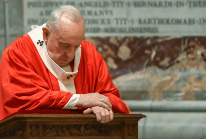 Papa celebra missa de Domingo de Ramos no Vaticano