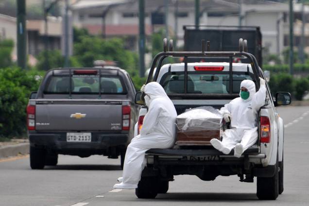 Transporte possível: Pessoas vestindo trajes de proteção acompanham um esquife em caminhonete perto do hospital Los Ceibos, em Guayaquil, Equador Transporte possível: Pessoas vestindo trajes de proteção acompanham um esquife em caminhonete perto do hospital Los Ceibos, em Guayaquil, Equador