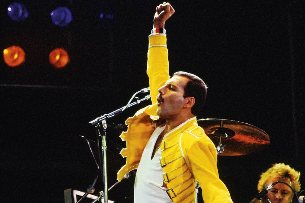 FREDDIE-MERCURY-3526.jpg FREDDIE MERCURY - Ano da morte: 1991 - O que o mantém vivo: trabalhou incessantemente no fim da vida para produzir o máximo possível de material, que foi divulgado pelos colegas de banda postumamente. Hoje, o Queen continua excursionando e Mercury voltou à luz no filme Bohemian Rhapsody