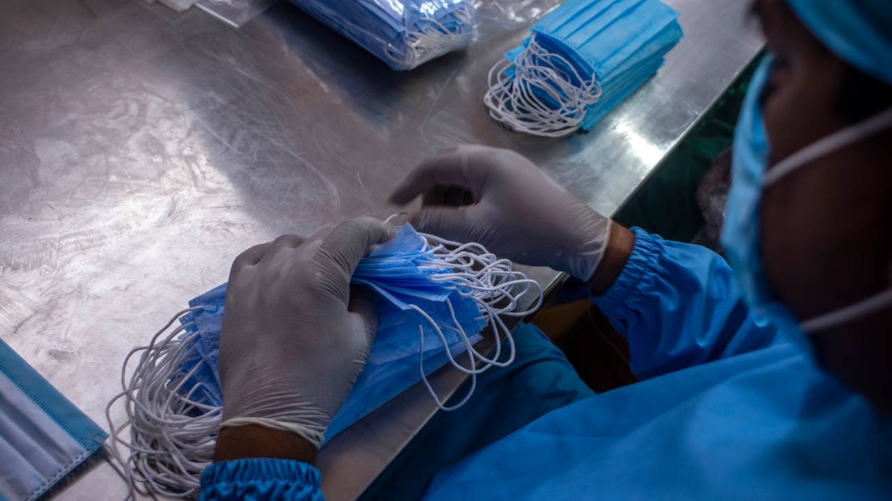 Máscaras faciais contra o coronavírus estão em falta no mundo