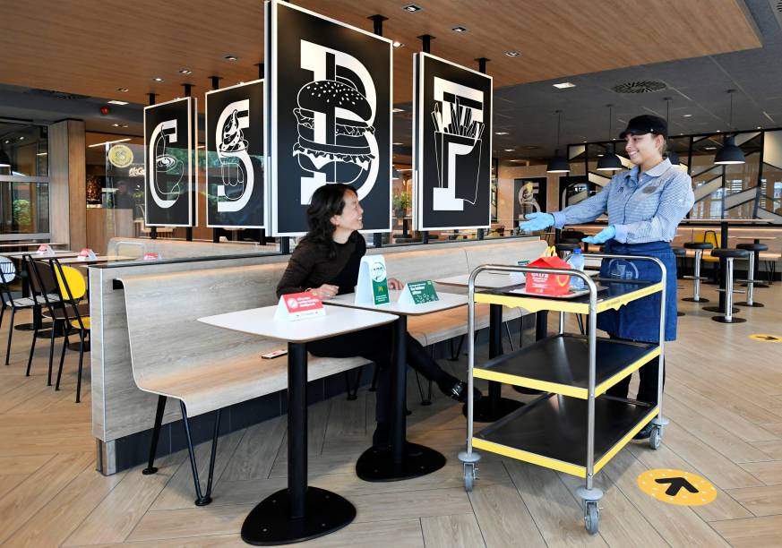 McDonald's em Arnhem, na Holanda, testa entrega do pedido por meio de um protótipo.