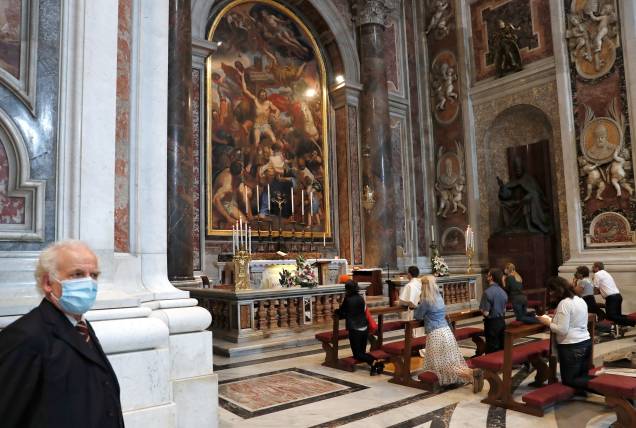 Fiéis rezam na Basílica de São Pedro, no Vaticano, no primeiro dia após a reabertura da catedral e relaxamento das medidas de isolamento social na Itália - 18/05/2020 Fiéis rezam na Basílica de São Pedro, no Vaticano, no primeiro dia após a reabertura da catedral e relaxamento das medidas de isolamento social na Itália - 18/05/2020