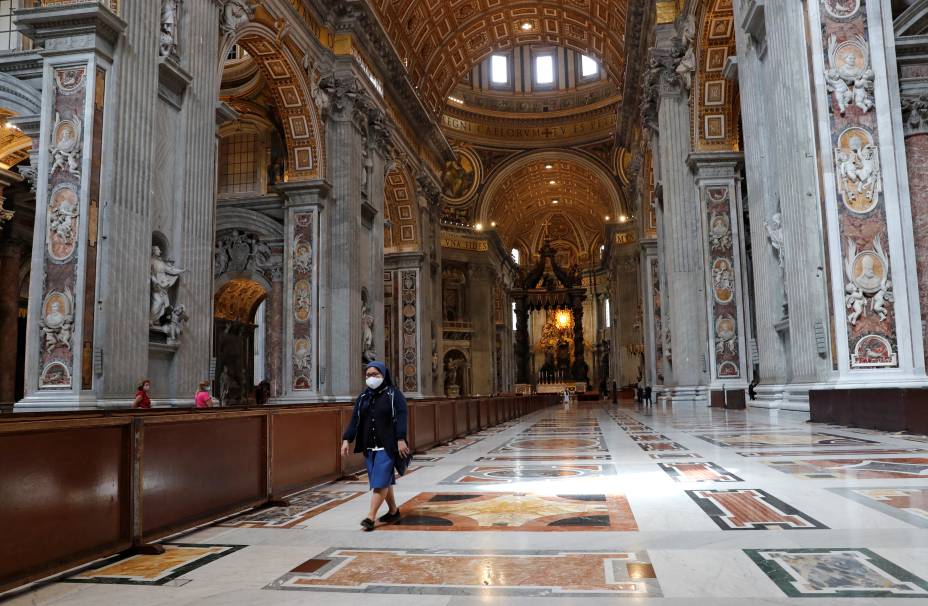 Freira anda pela Basílica de São Pedro no primeiro dia de reabertura da catedral após o surto de coronavírus - 18/05/2020