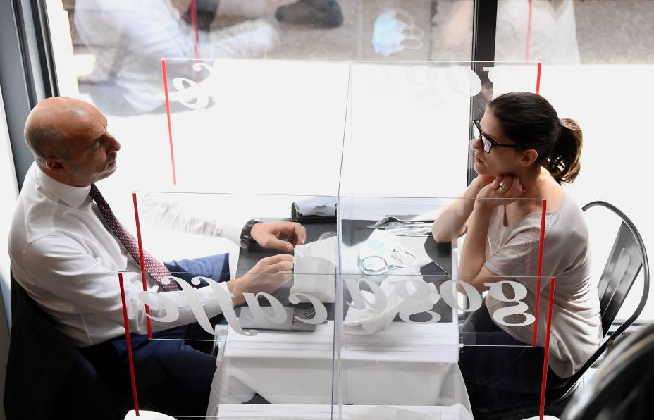 Café em Milão, na Itália, reabre com medidas de distanciamento social e proteções extras no primeiro dia de funcionamento após pandemia de coronavírus - 18/05/2020